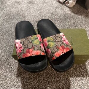 Gucci Women's Floral Slide Sandals - Black and Pink